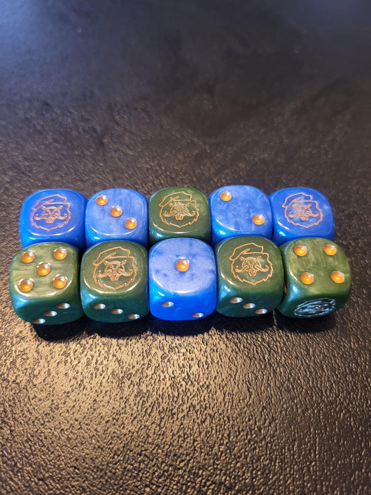 Dés Gravés Le Corner — 16 mm (Bleu Nébuleuse & Vert Kstor)