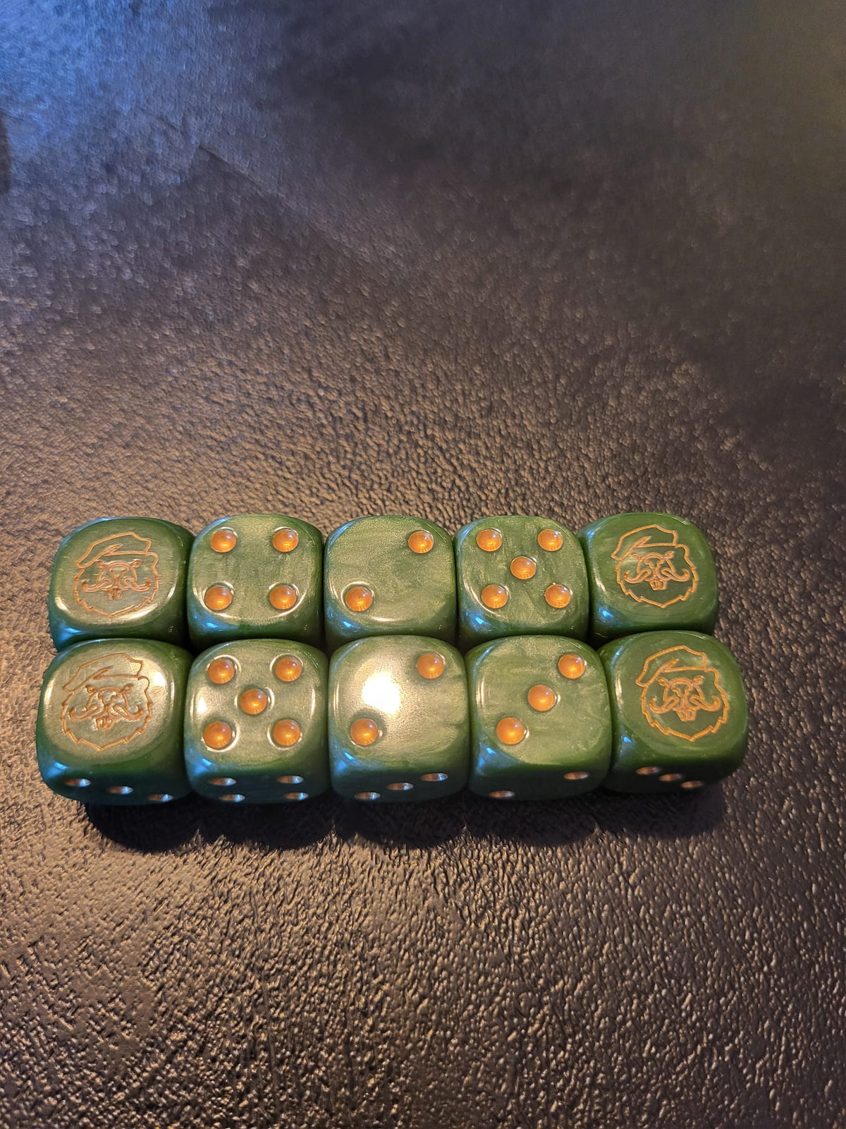 Dés Gravés Le Corner — 16 mm (Bleu Nébuleuse & Vert Kstor)